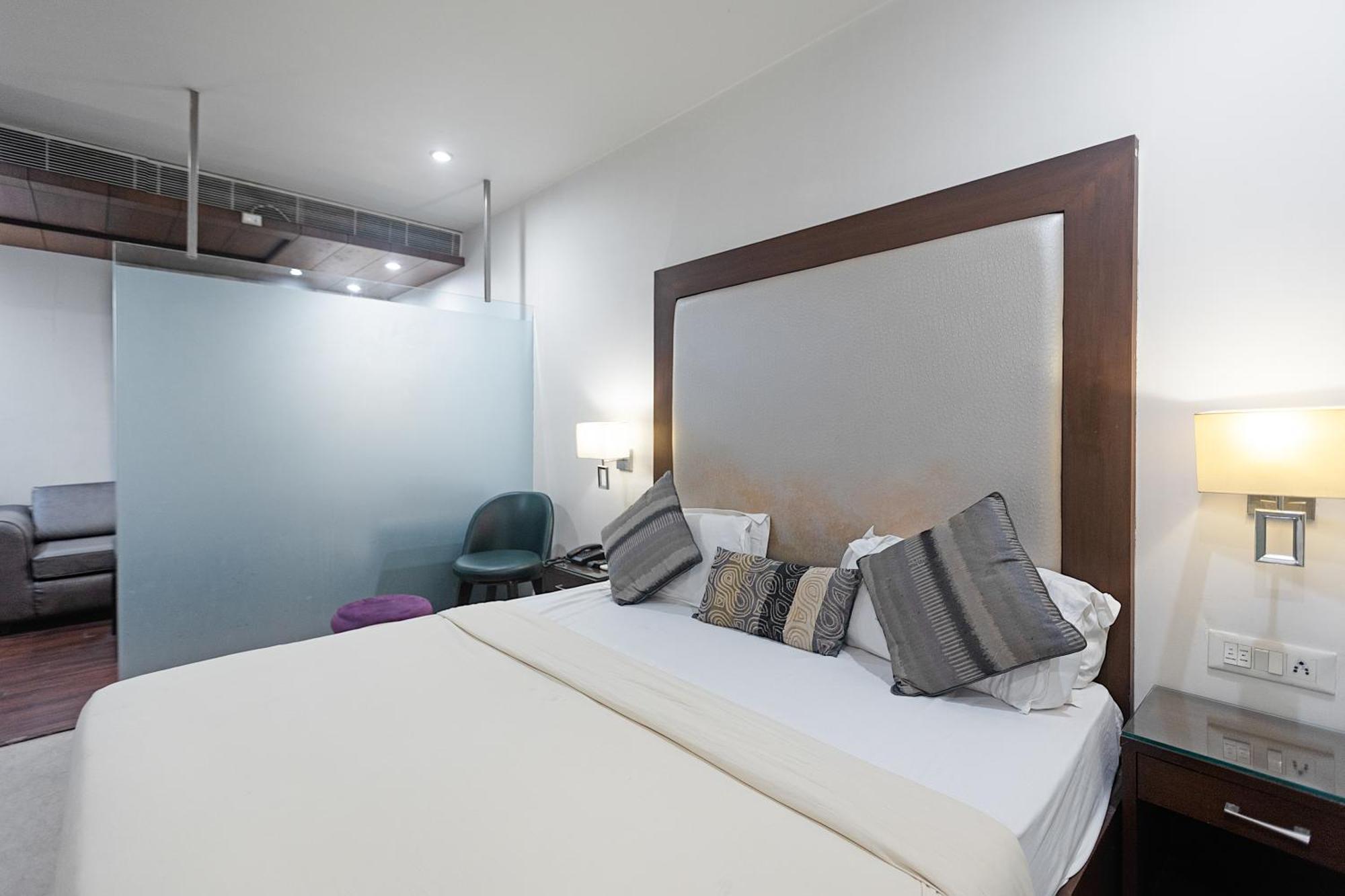 The Grand Vikalp By Saga Hotels Új-Delhi Kültér fotó